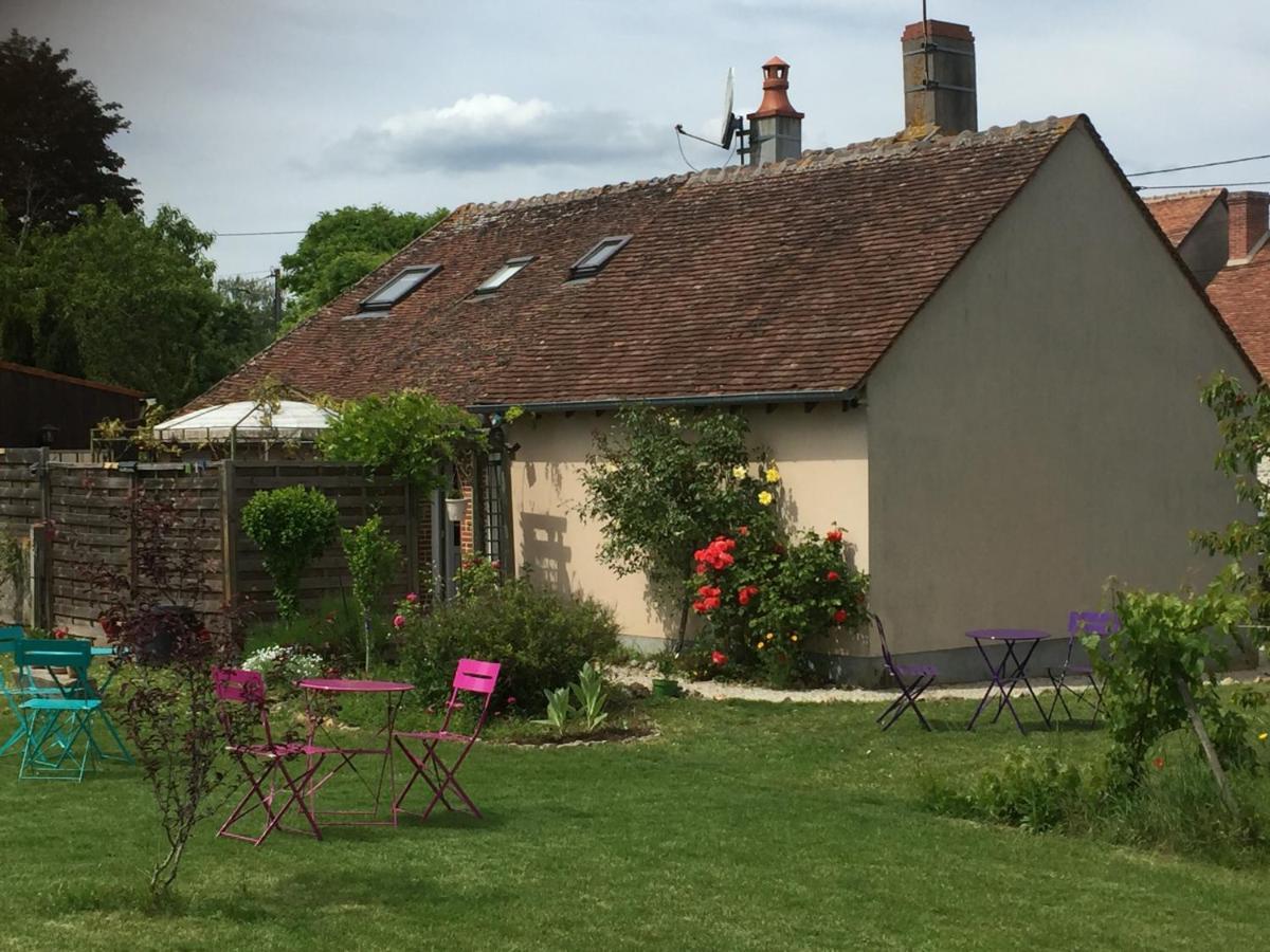 Chantilly ,Petit Dejeuner Et Table D'Hotes Possible Noyers  Exterior photo