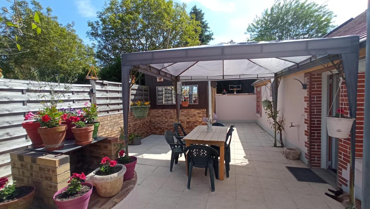 Chantilly ,Petit Dejeuner Et Table D'Hotes Possible Noyers  Exterior photo