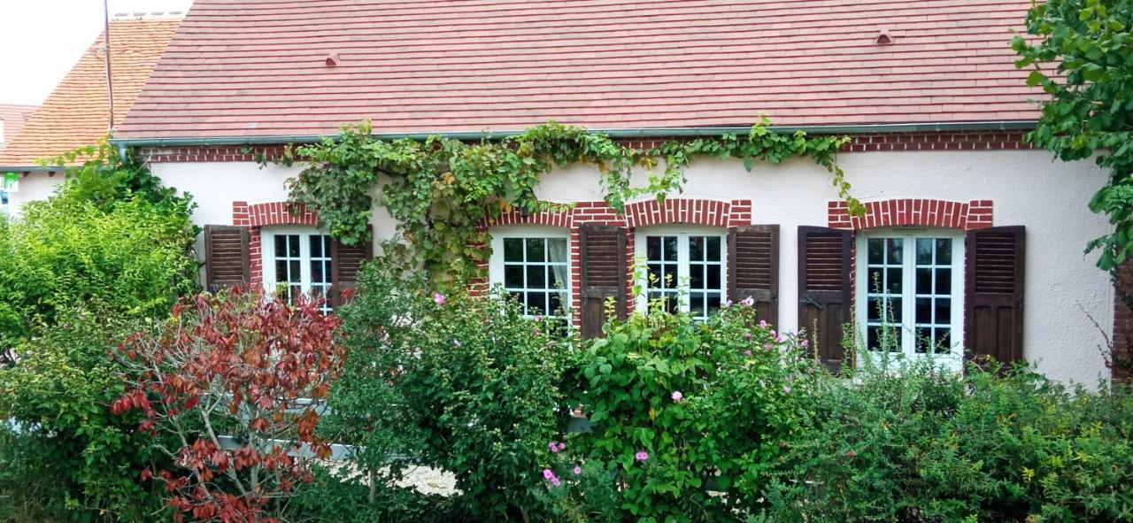 Chantilly ,Petit Dejeuner Et Table D'Hotes Possible Noyers  Exterior photo