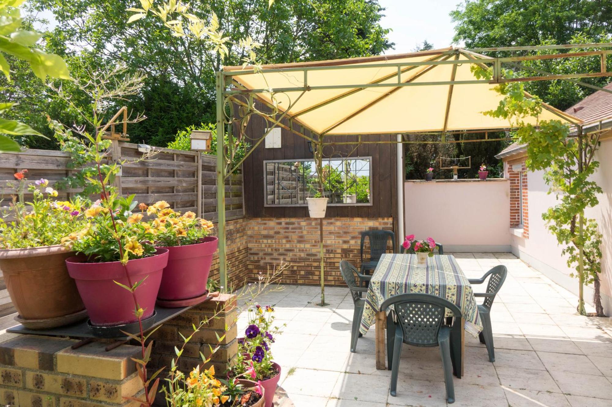 Chantilly ,Petit Dejeuner Et Table D'Hotes Possible Noyers  Exterior photo