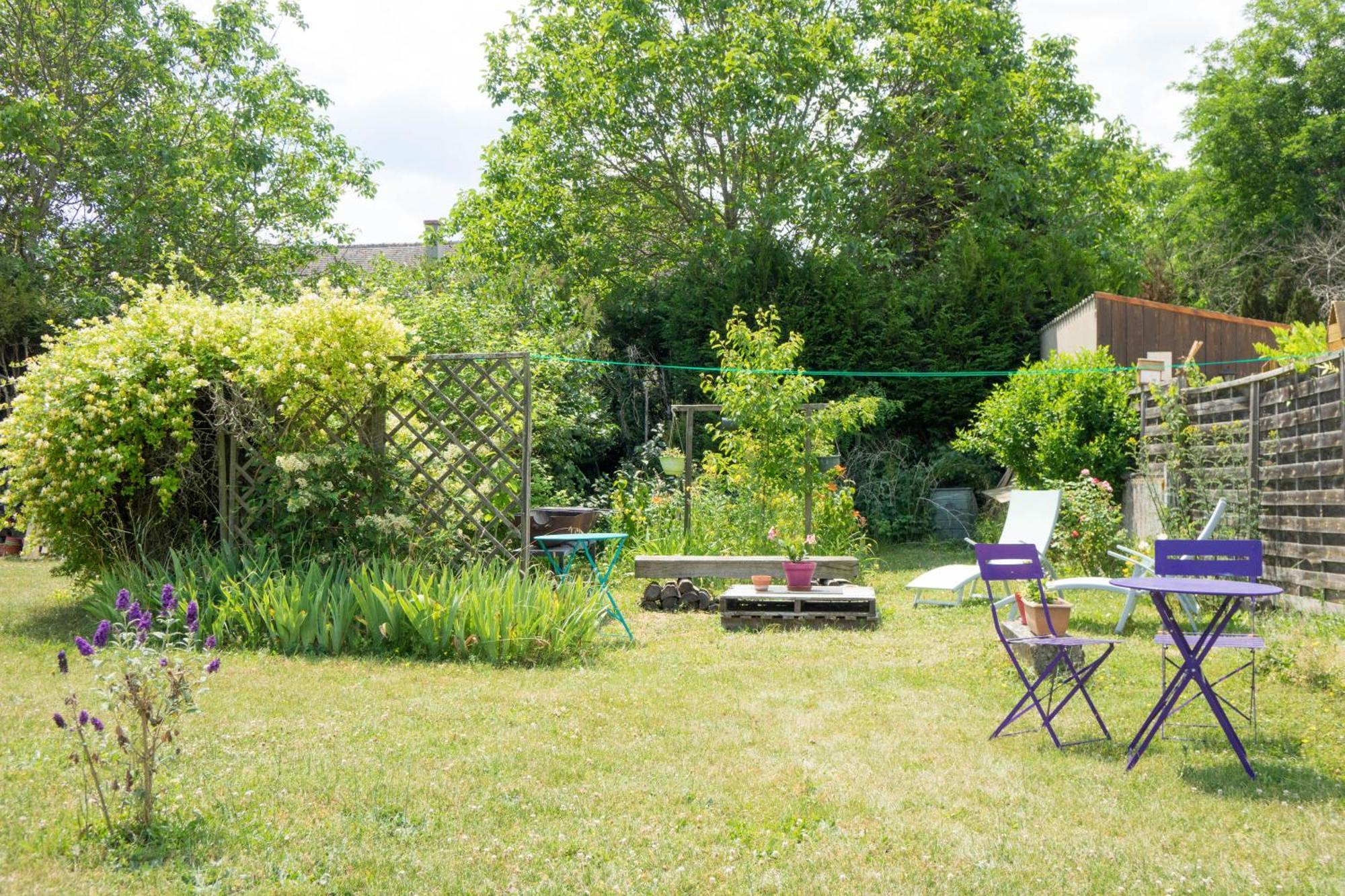 Chantilly ,Petit Dejeuner Et Table D'Hotes Possible Noyers  Exterior photo