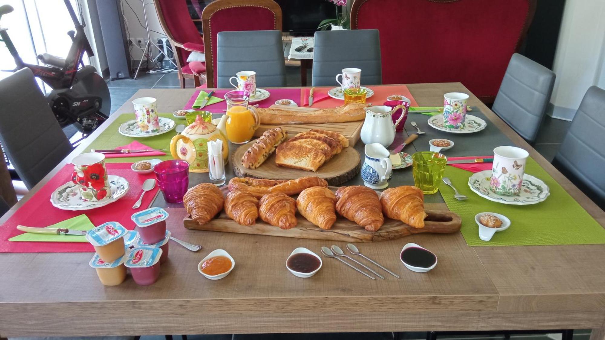 Chantilly ,Petit Dejeuner Et Table D'Hotes Possible Noyers  Exterior photo