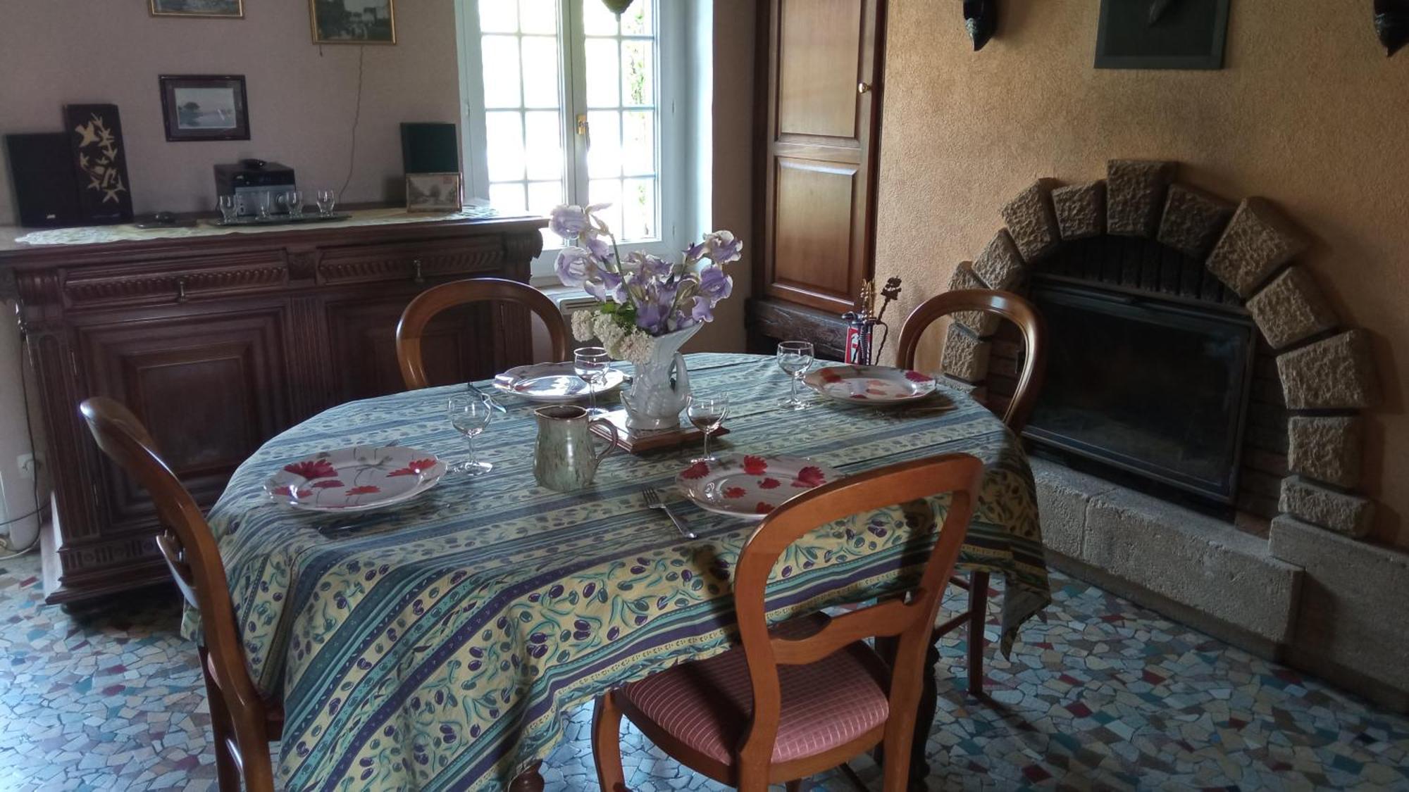 Chantilly ,Petit Dejeuner Et Table D'Hotes Possible Noyers  Exterior photo
