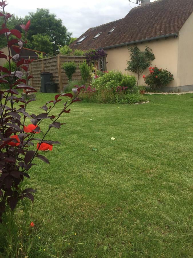 Chantilly ,Petit Dejeuner Et Table D'Hotes Possible Noyers  Exterior photo