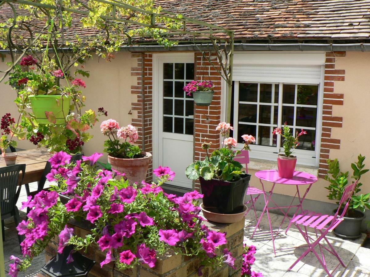 Chantilly ,Petit Dejeuner Et Table D'Hotes Possible Noyers  Exterior photo