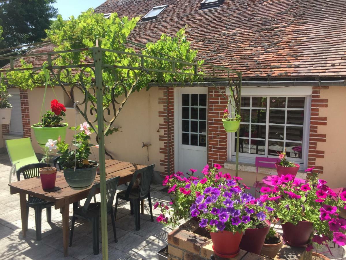Chantilly ,Petit Dejeuner Et Table D'Hotes Possible Noyers  Exterior photo